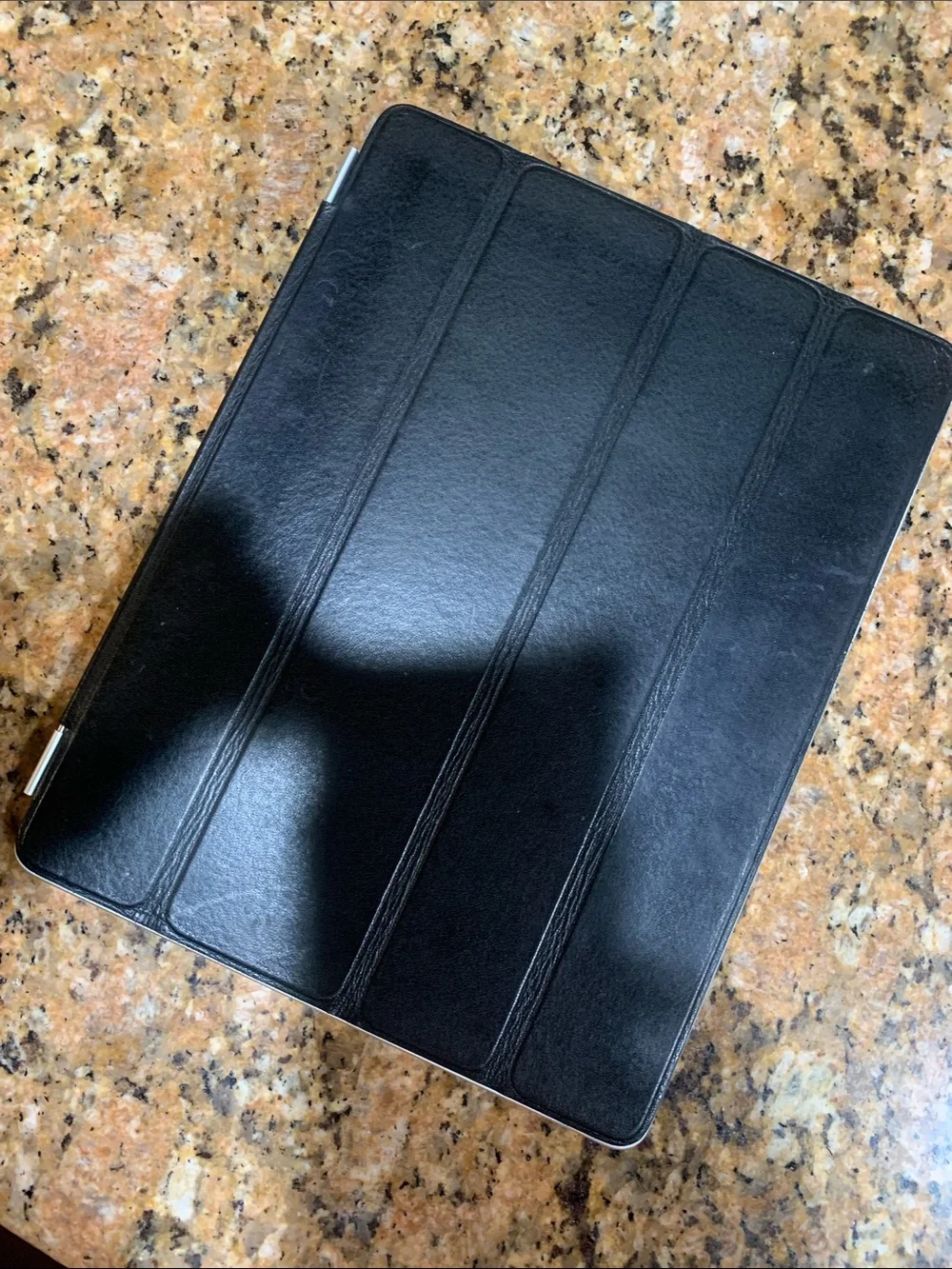 Like new IPAD Generation 4 with screen protector and magnet protection cover